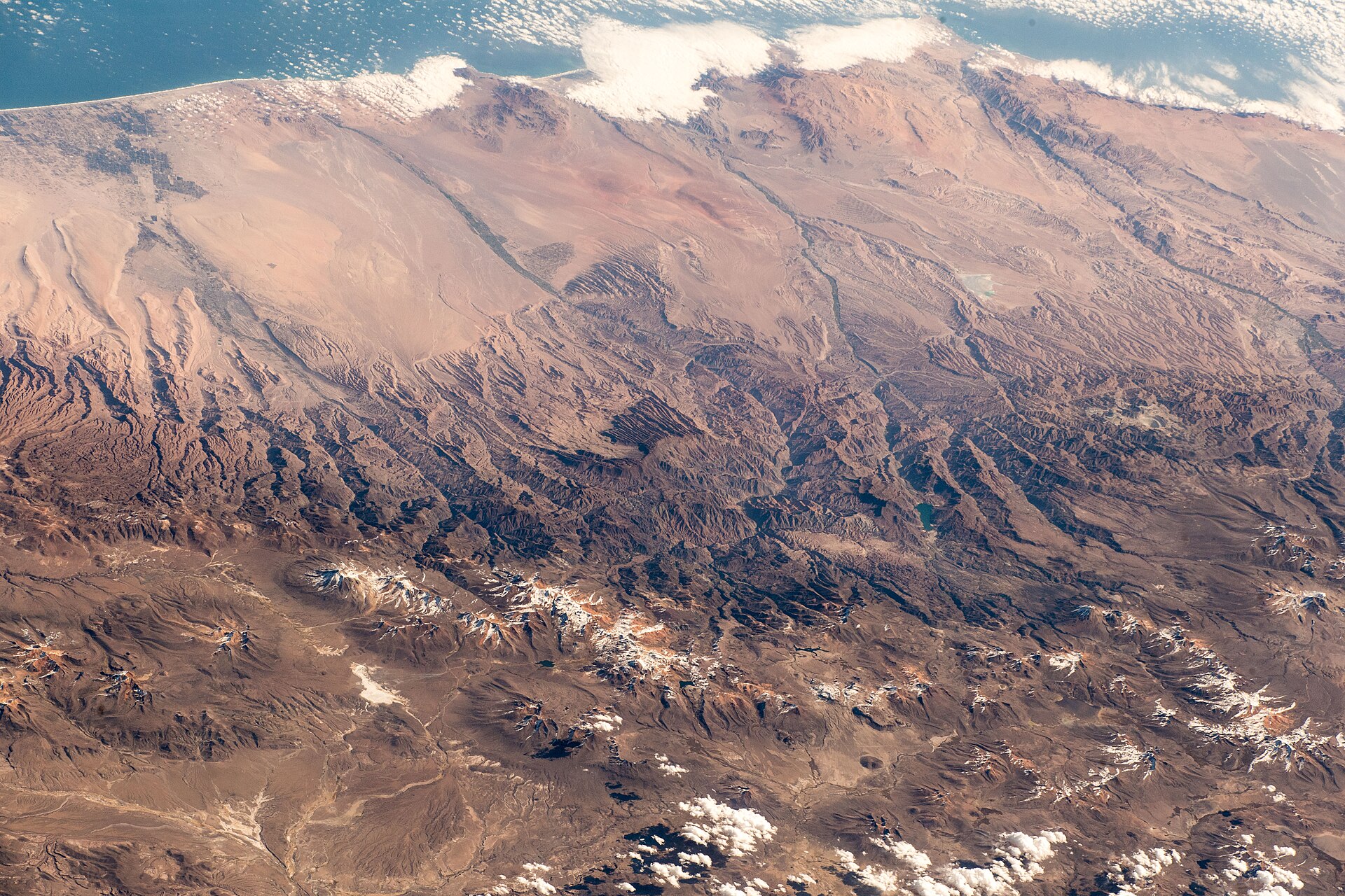 Vista aérea de la cordillera de los Andes con valles profundos