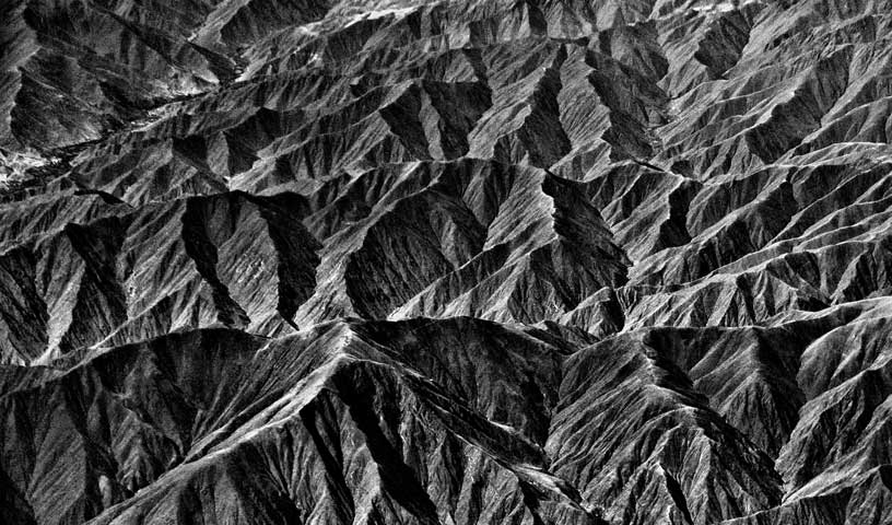 Cordillera de los Andes en el Perú, cumbres rocosas bajo cielo despejado